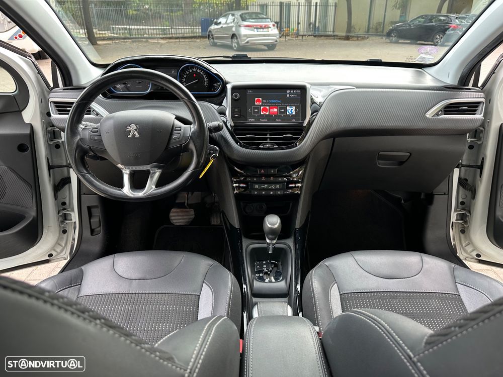 Peugeot 2008 1.2 PureTech Allure EAT6 - 17
