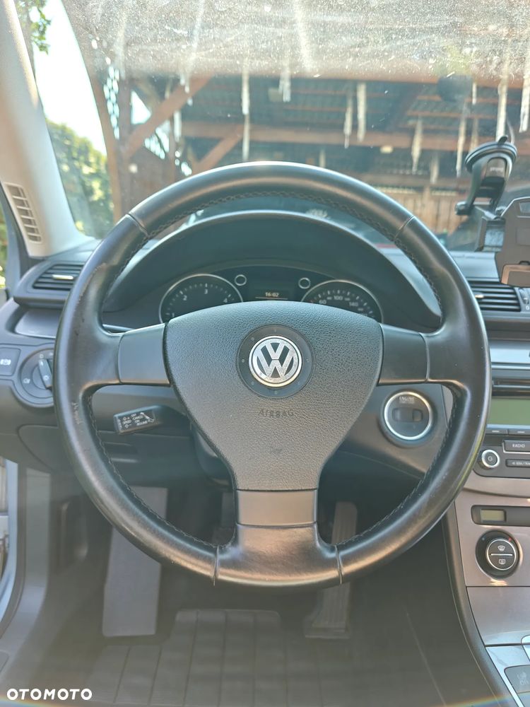 Volkswagen Passat 2.0 TDI DPF BlueMot Trendline - 26