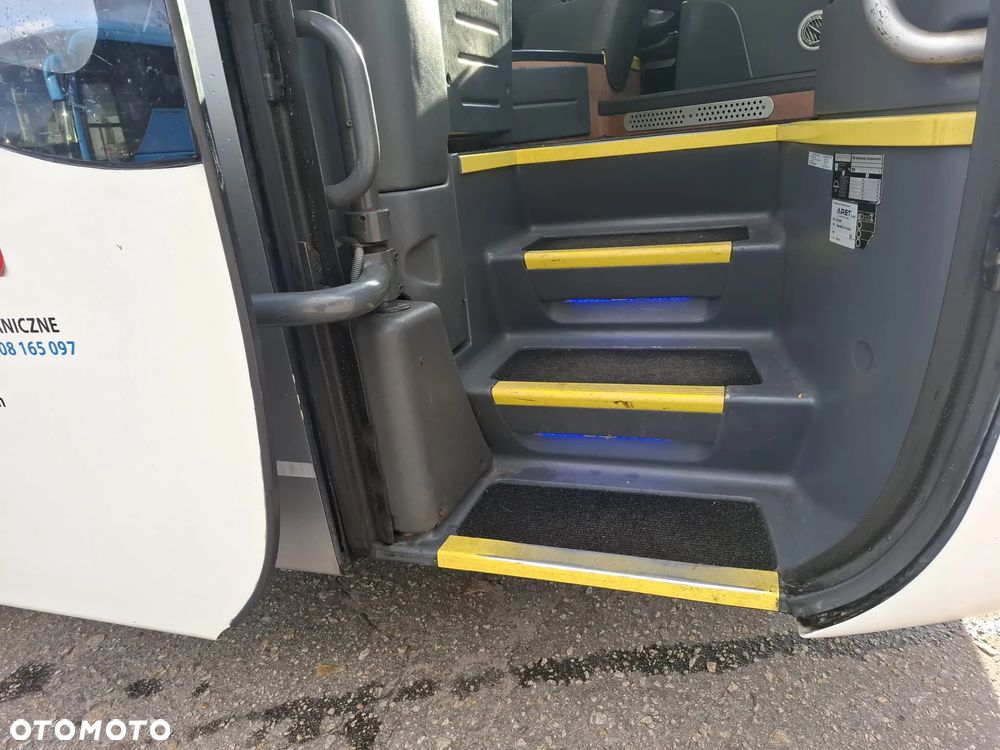 MAN LION'S COACH - 18