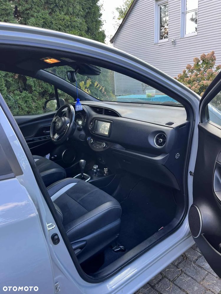 Toyota Yaris Hybrid 100 GR Sport - 8