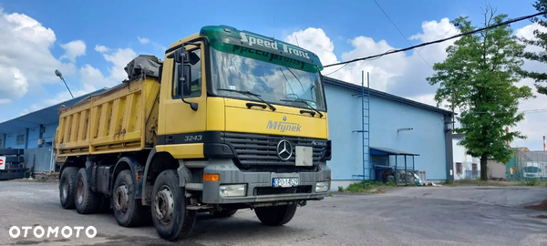 Mercedes-Benz Actros 3243