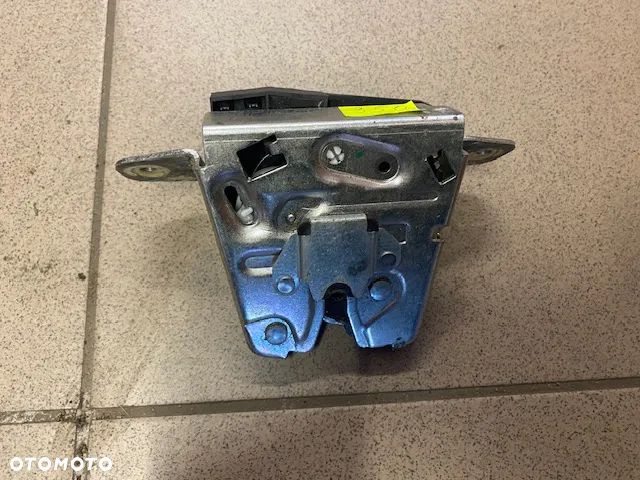 ZAMEK KLAPY BAGAŻNIKA MERCEDES W204 A2047400535 - 2