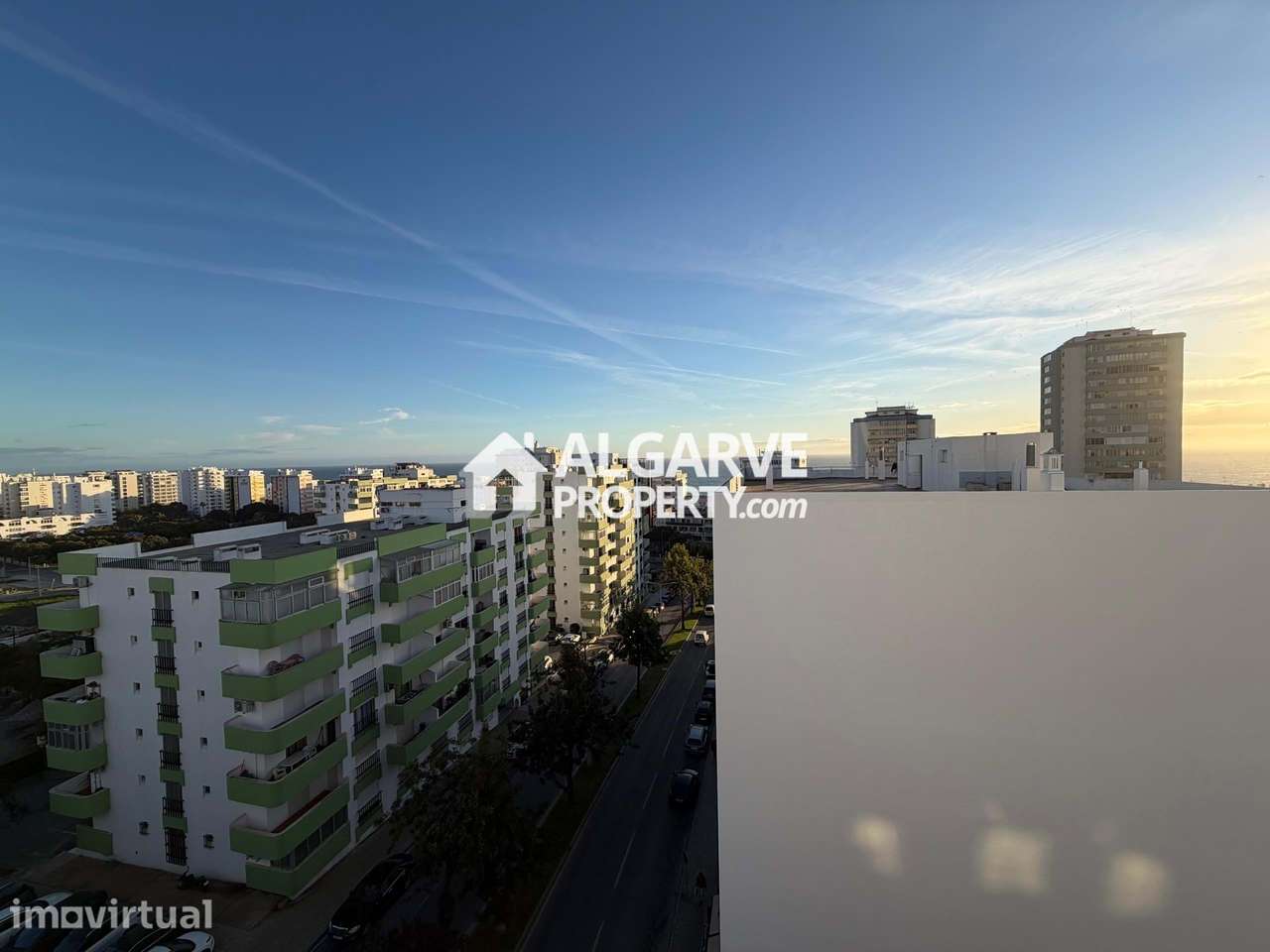 Espaçoso apartamento T4 junto da praia no centro de Quarteira - Grande imagem: 2/31