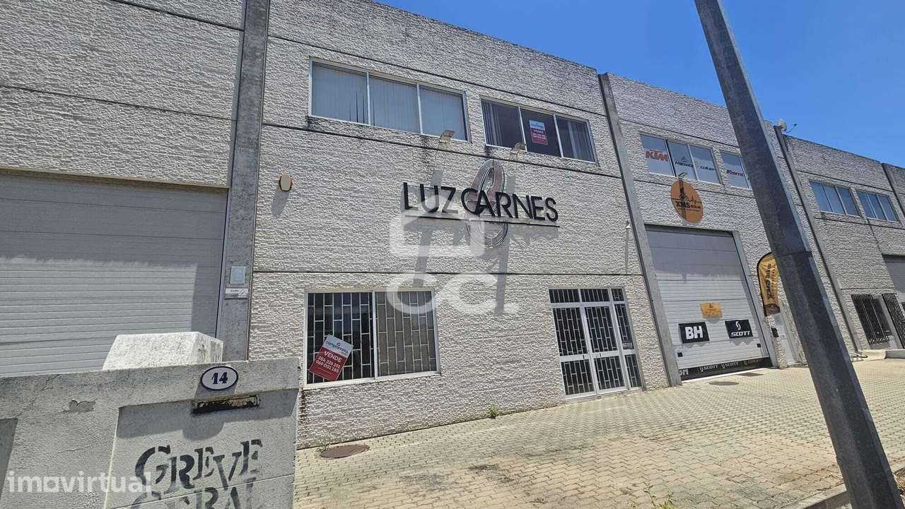 Armazém situado no parque industrial - Grande imagem: 3/15