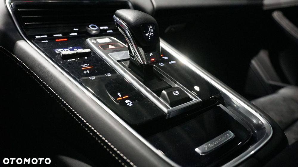 Porsche Panamera GTS Sport Turismo - 22