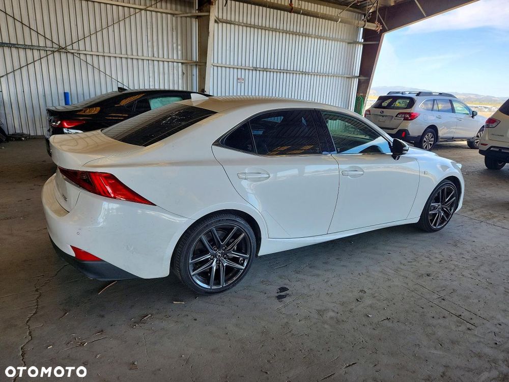 Lexus IS - 4