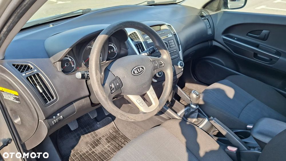 Kia Ceed - 10