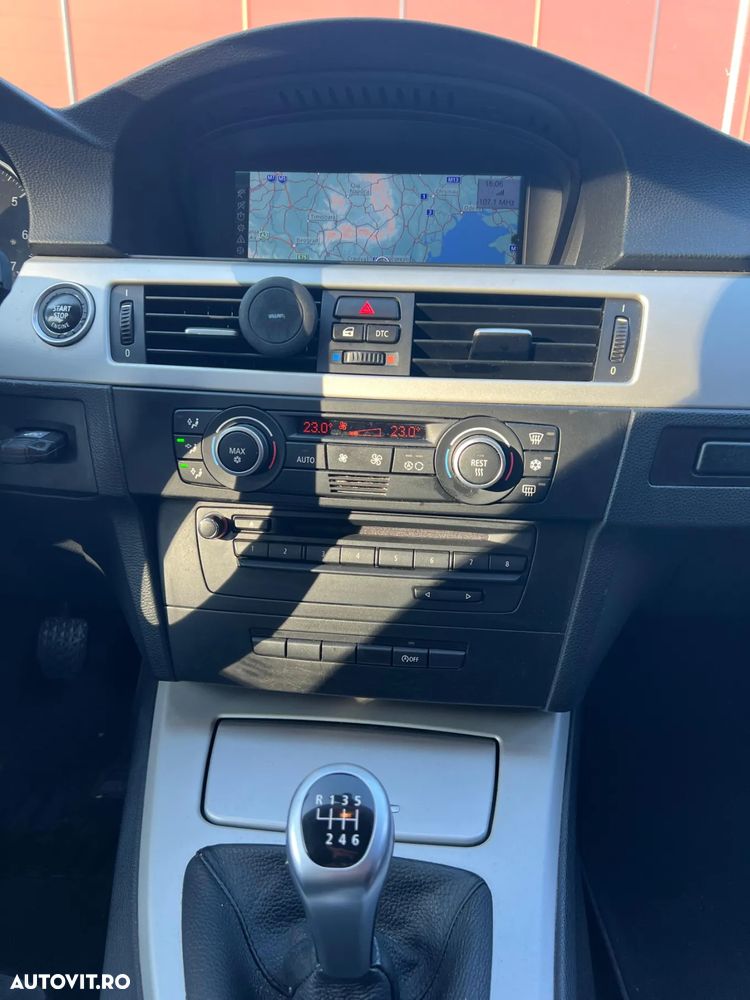 BMW Seria 3 318i Touring - 16