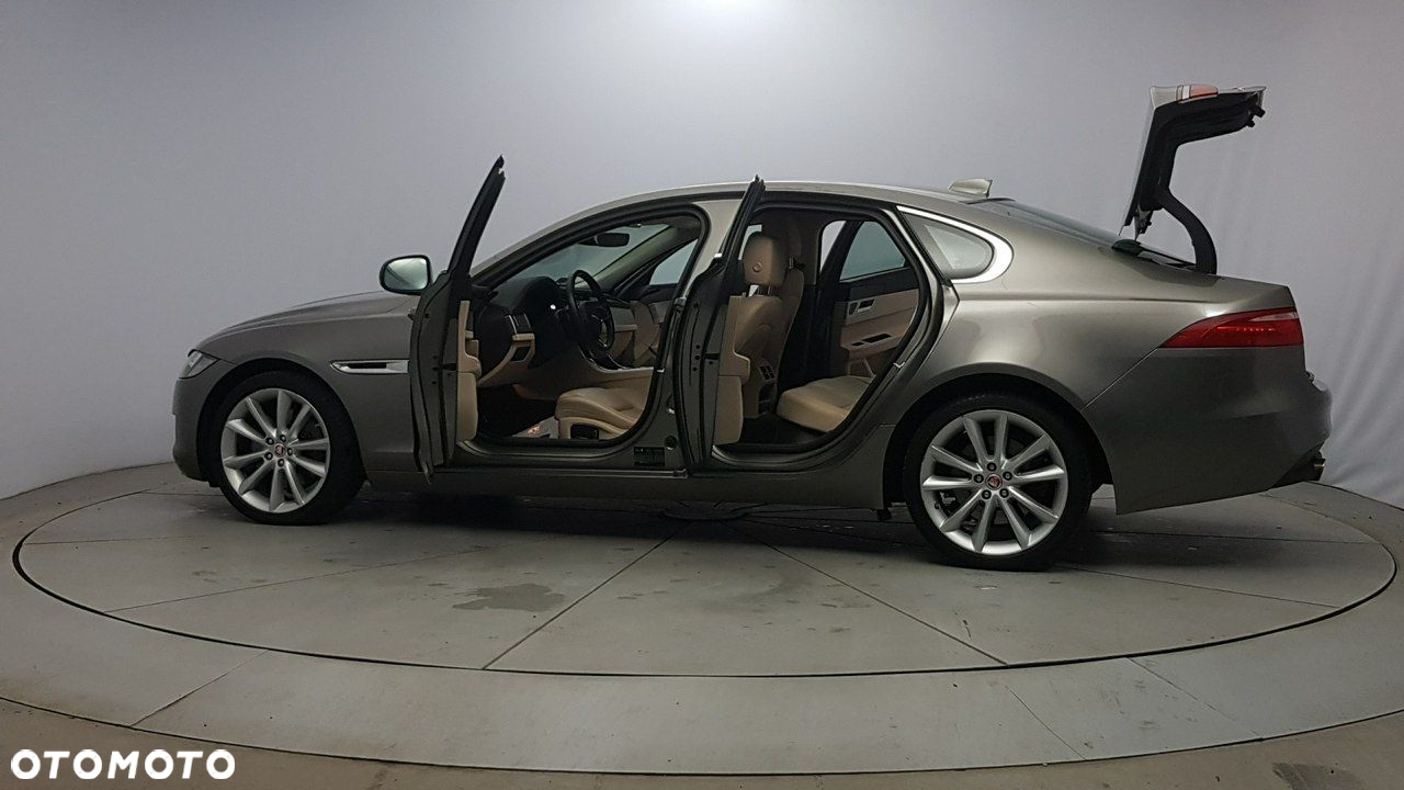 Jaguar XF - 11