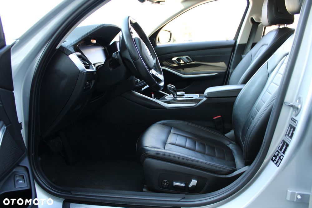 BMW Seria 3 330i Sport Line - 26