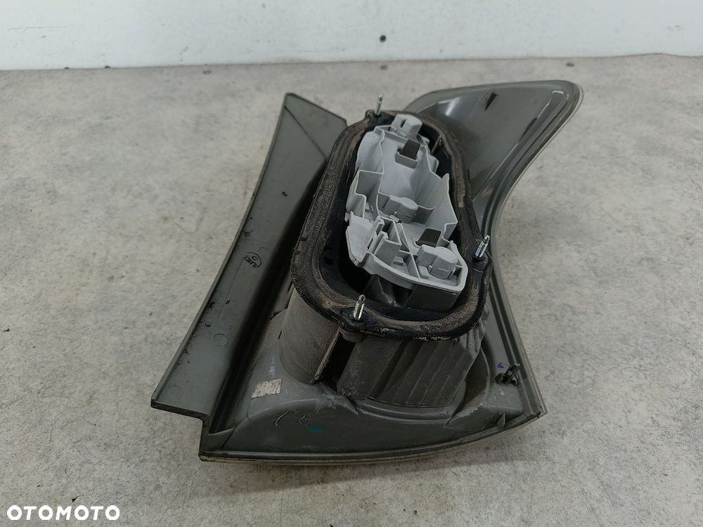 LAMPA TYLNA LEWA TOYOTA COROLLA VERSO II - 12