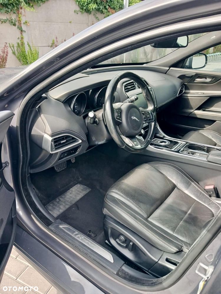 Jaguar XE 2.0 D AWD R-Sport - 14