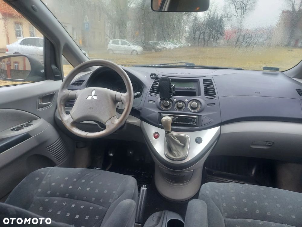 Mitsubishi Grandis 2.4 Intense - 9