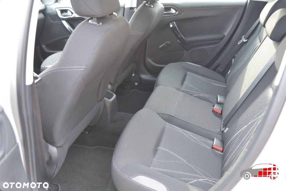 Peugeot 208 - 18