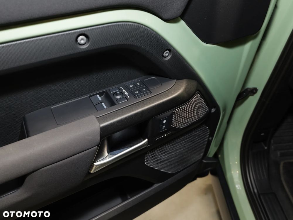 Land Rover Defender 3.0 P400 mHEV 75th Limited Edition - 33