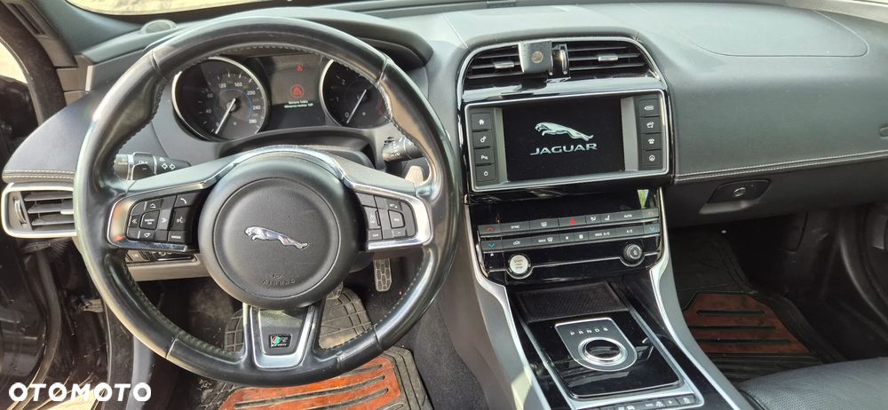 Jaguar XE - 22