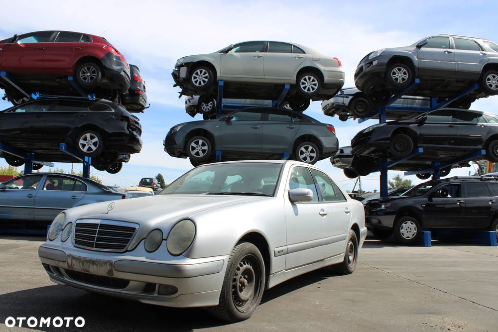 Mercedes W210 Sedan  Maska 744 Drzwi - 2