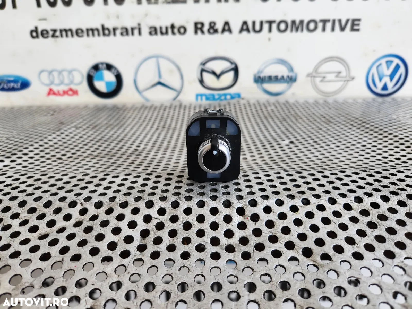 Buton Joystick Regraj Oglinzi Audi A8 4H D4 An 2010-2011-2012-2013-2014-2015-2016-2017 Volan Stanga Dezmembrez Audi A8 4H D4 3.0 Tdi Quattro Motor CDT Cutie MXU Volan Stanga - Dezmembrari Arad - 2