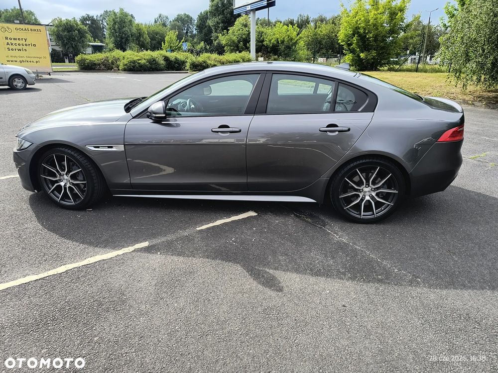 Jaguar XE 2.0 T R-Sport - 4