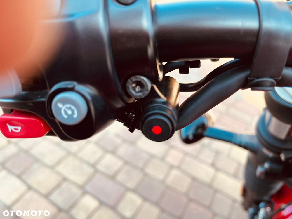 Triumph Bonneville Bobber - 13