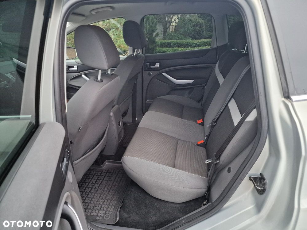 Ford Kuga 2.0 TDCi 2x4 Titanium - 16