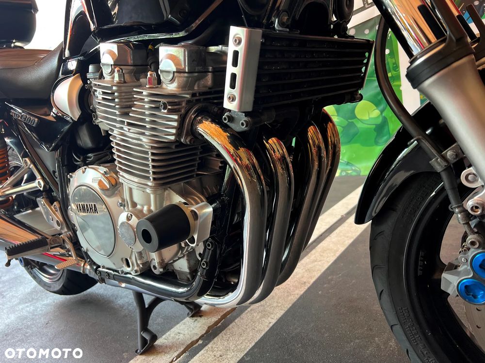 Yamaha XJR - 11