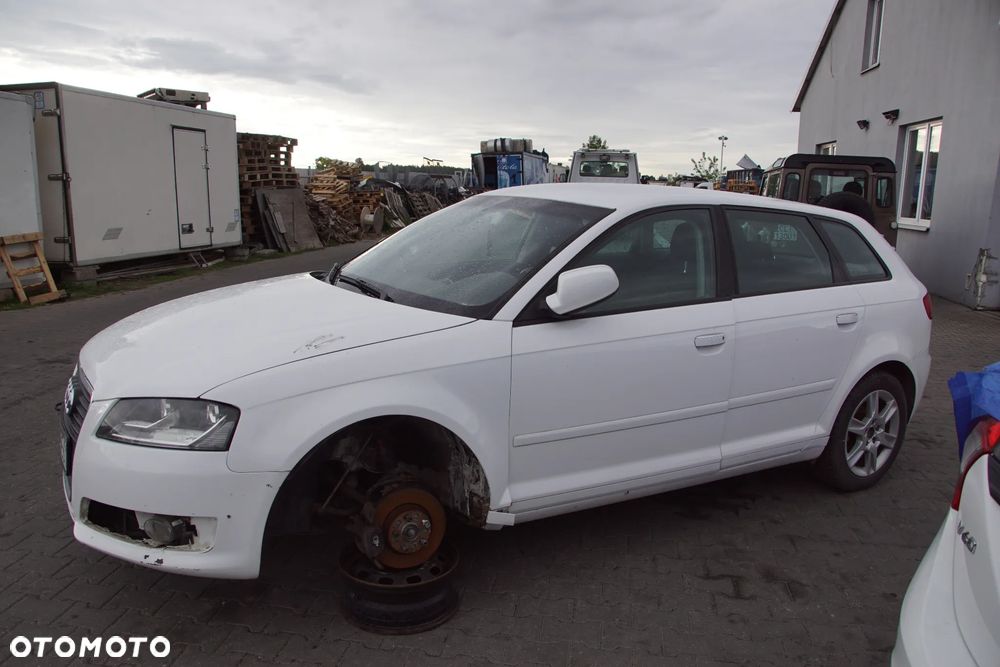 Auto na części - Audi A3 8P Lift 1.6 TDI 105 KM CAYC LUB LY9C 2013R Silnik Skrzynia Drzwi Maska Błotnik Zderzak Klapa Lampa Lusterko Klamka Szyba Deska Kokpit Sterownik Moduł Czujnik Licznik Panel Kierownica - 8