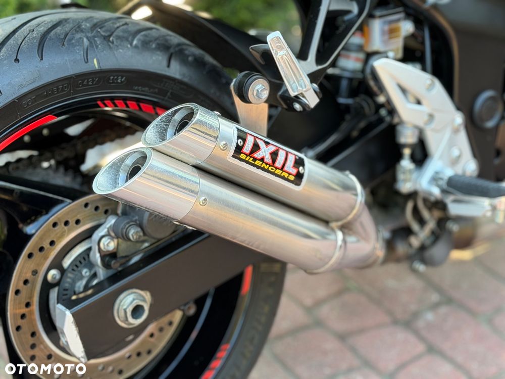 Suzuki GSR - 24