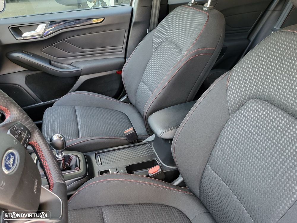 Ford Focus 1.0 EcoBoost MHEV ST-Line — fotografia 11