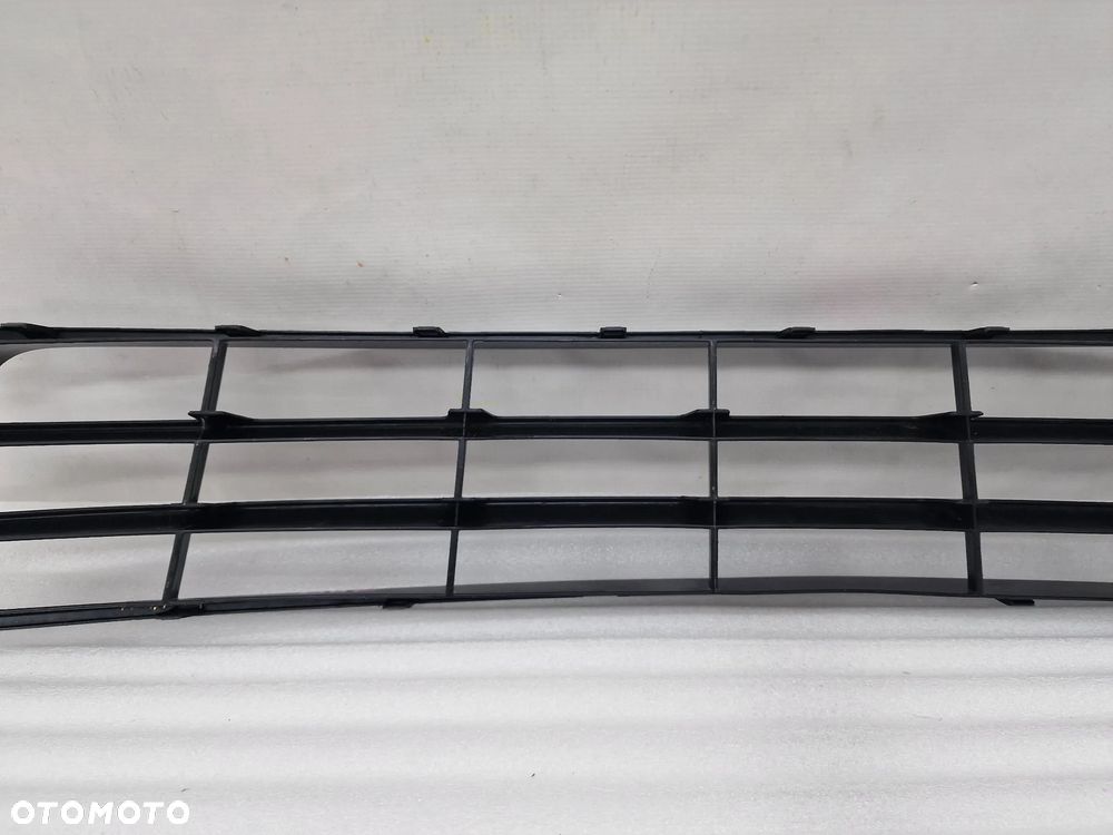 SUZUKI BALENO II 15- KRATKA ŚRODKOWA ZDERZAKA PRZEDNIEGO , NR 71721-68P0 , NR AUKCJI K289 - 9