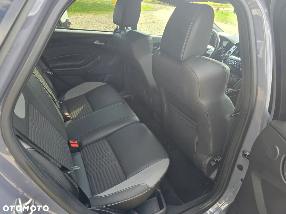 Ford Focus Turnier 2.0 EcoBoost ST mit Leder-Sport-Paket - 12