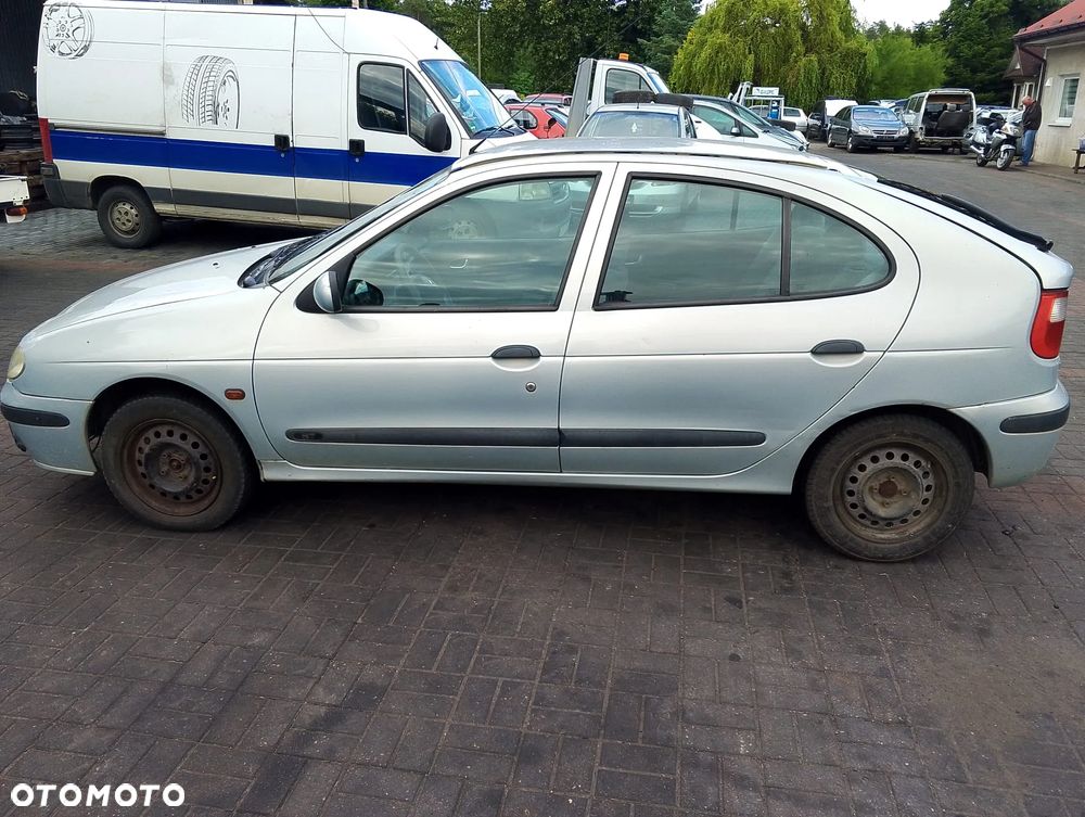 Renault Megane I FL (99-02r.) 1.4 B 95KM. Silnik K4J 714 Skrzynia JC5 107.Cały na części. GWARANCJA !!!  Przód Tył Zestaw Komplet Drzwi Klapa Zderzak Błotnik Maska Grill Atrapa Szyba Pas Lampa Lusterko Boczki Fotel Kanapa Kokpit Deska Rozdzielcza Przełącznik Włącznik Sterownik Przewody Wiązka Instalacja Moduł Komputer Czujnik Listwa Pompa Alternator Wtryski Głowica Rozrusznik Kompresor Sprzęgło Dwumas Silnik Skrzynia ABS Klimatyzacji Paliwa Wspomagania Kolektor Turbina Przepustnica Zawór Chłodnica Koło Hak Belka Sanki Zawieszenie Mcpherson Półoś Amortyzator Wydech Tłumik Zacisk Most - 5