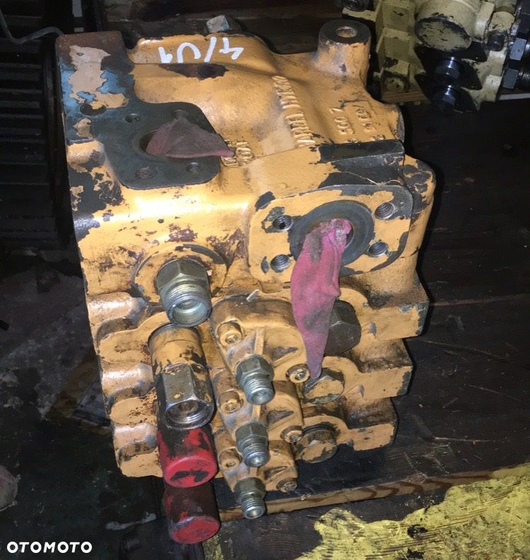 Rozdzielacz hydrauliczny z maszyny CASE - 2
