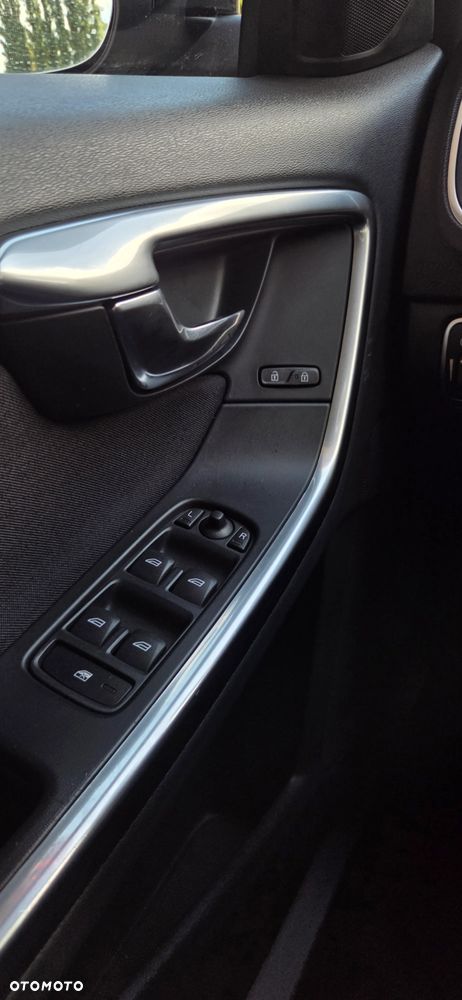 Volvo V60 D4 Geartronic Momentum - 25