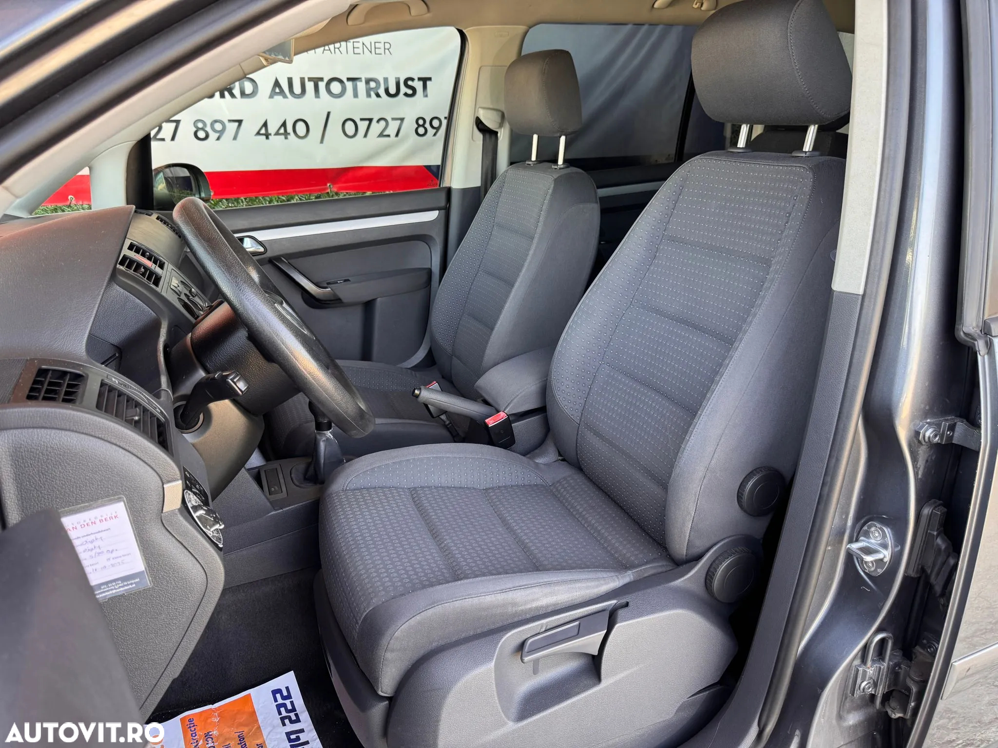 Volkswagen Touran 1.6 FSI Trendline - 5