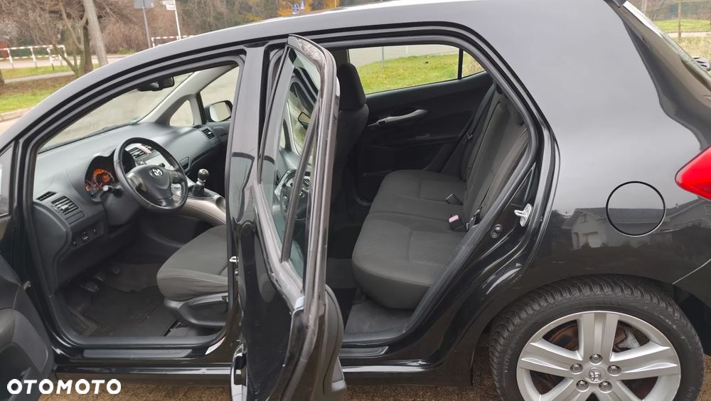 Toyota Auris 2.2 D-4D D-CAT - 11