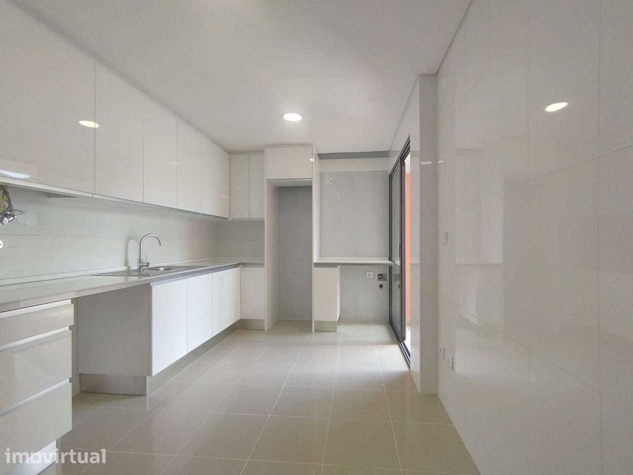 Apartamento T2   c/TERRAÇO e PARQUEAMENTO  no CENTRO do Bombarral! - Grande imagem: 3/24