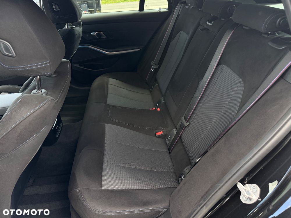 BMW Seria 3 320d xDrive M Sport Shadow - 32