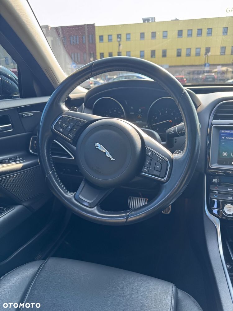 Jaguar XE 25t Prestige - 12