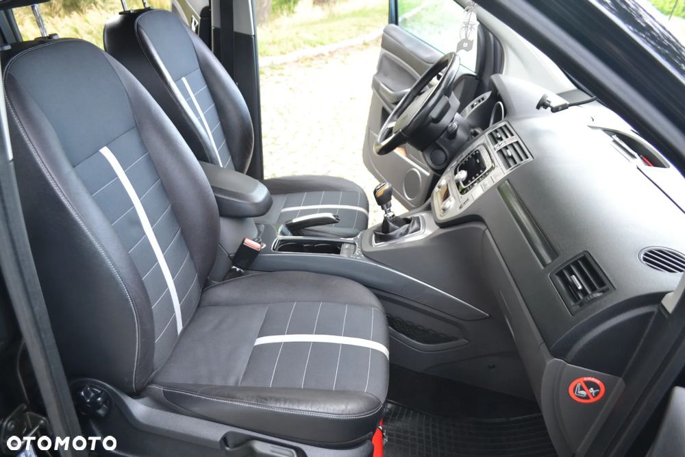 Ford Kuga 2.0 TDCi 2x4 Titanium - 32