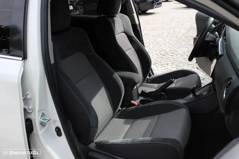 Toyota Auris Touring Sports 1.8 HSD Comfort +P.Techno+P.Sport - 25