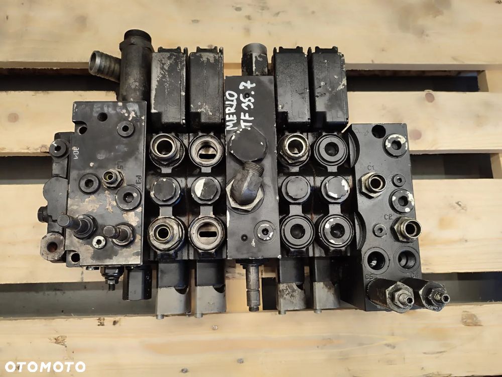 Rozdzielacz hydrauliczny BUCHER 52342209 Merlo 42.7 TF - 2