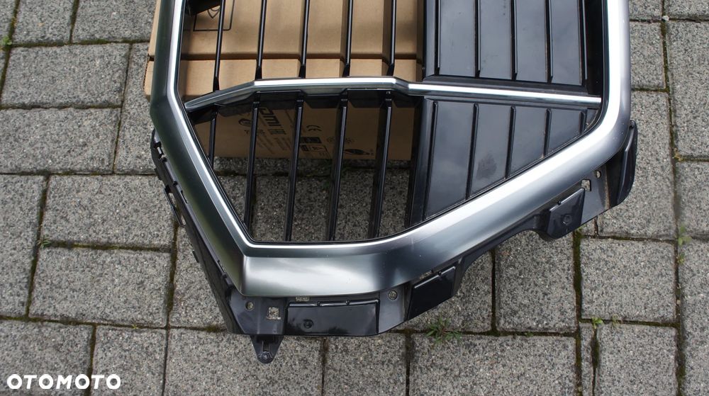 ATRAPA PRZEDNIA GRILL AUDI Q3 83A - 2
