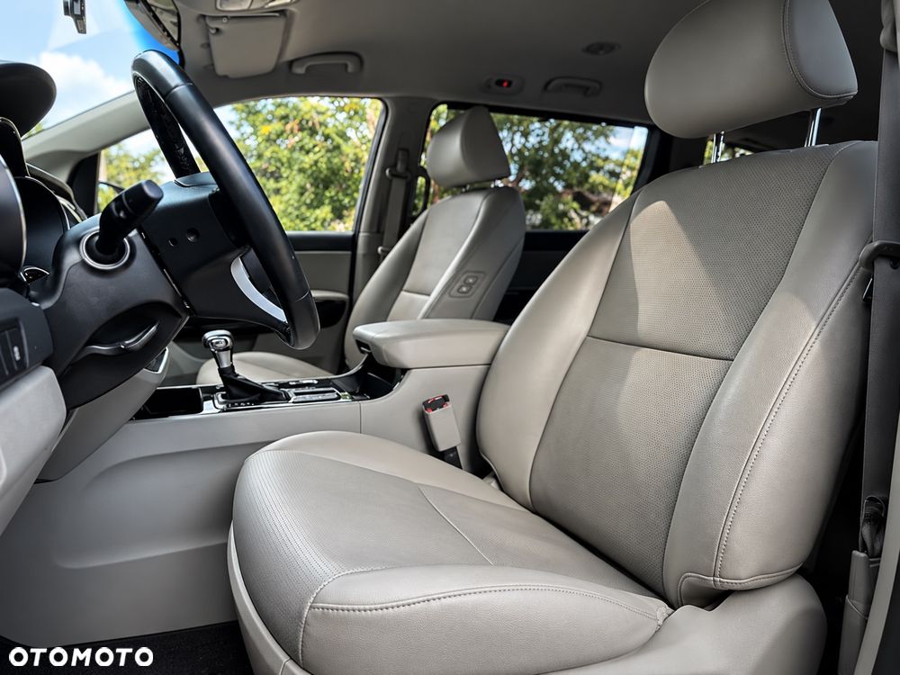 Kia Carnival - 13