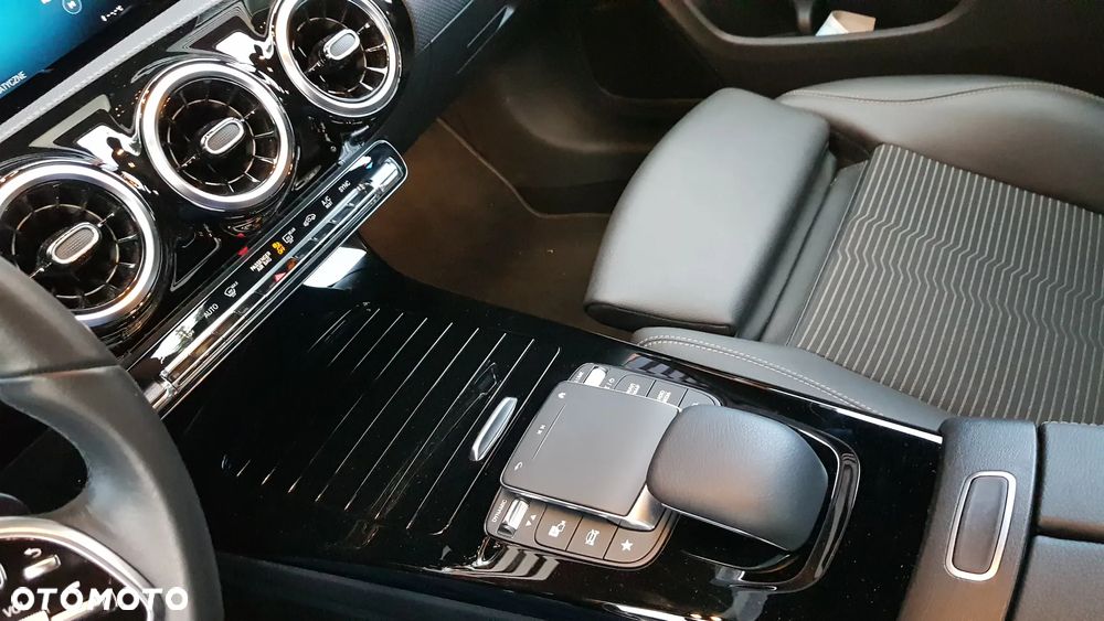 Mercedes-Benz CLA 180 7G-DCT - 21