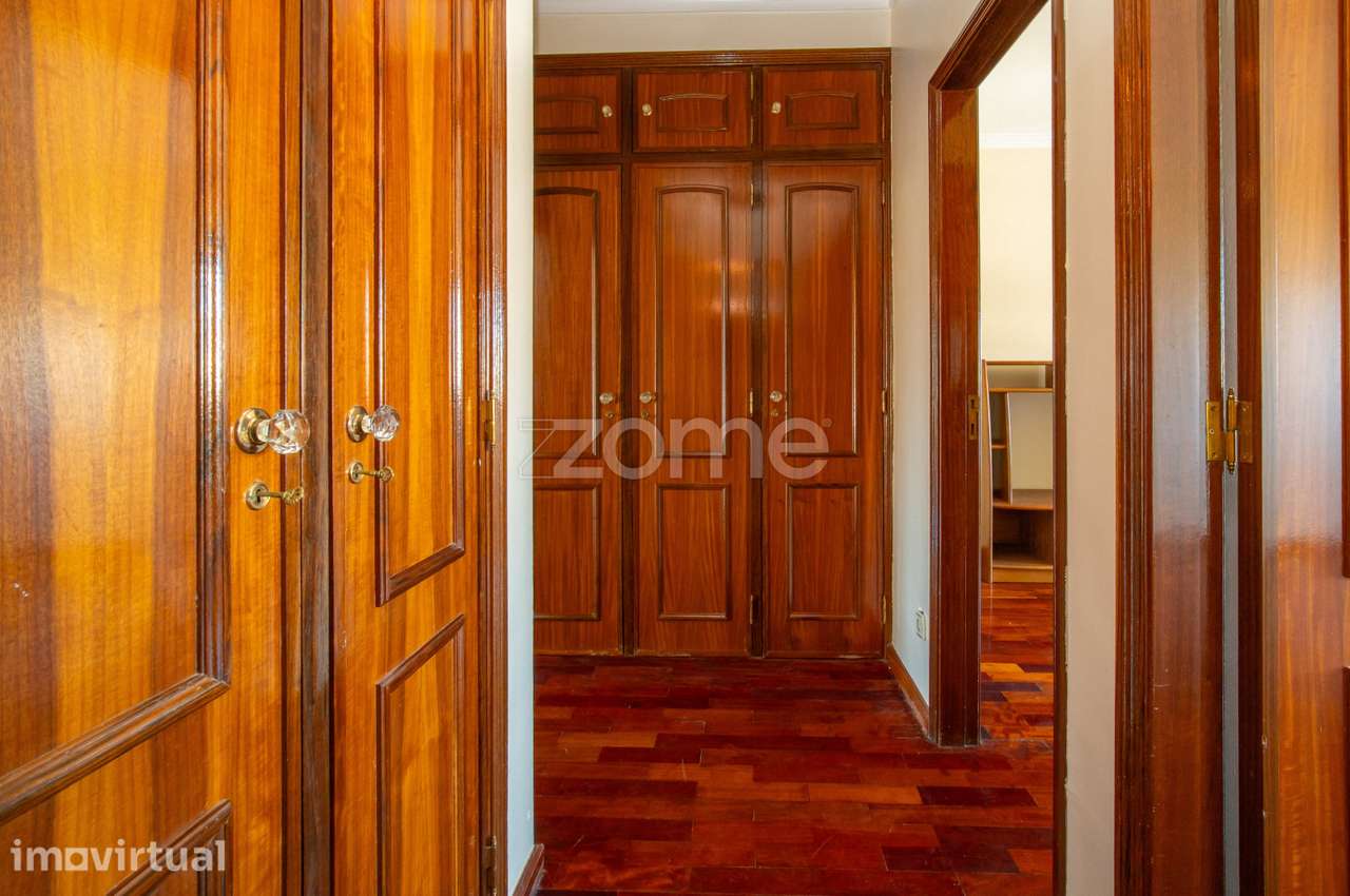 T2 de 99 m² num 8.º andar em Carnaxide, junto a escola e transportes - Grande imagem: 4/27