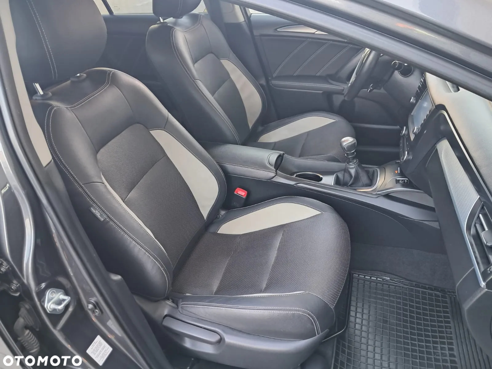 Toyota Avensis Combi 1.8 Business Edition - 25