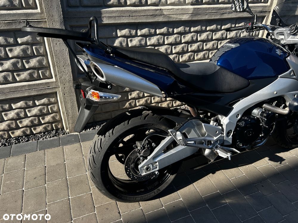 Suzuki GSR - 4
