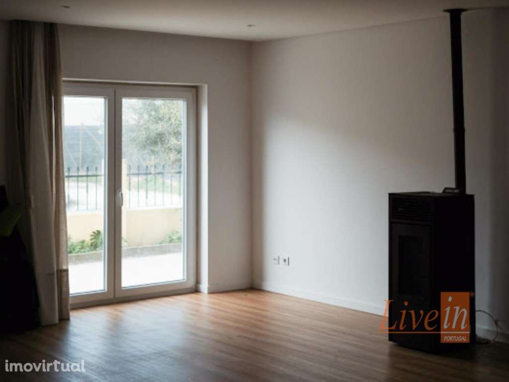 Moradia Geminada T5 Totalmente Remodelada em Santa Cruz a 3 Minutos... - Grande imagem: 5/36