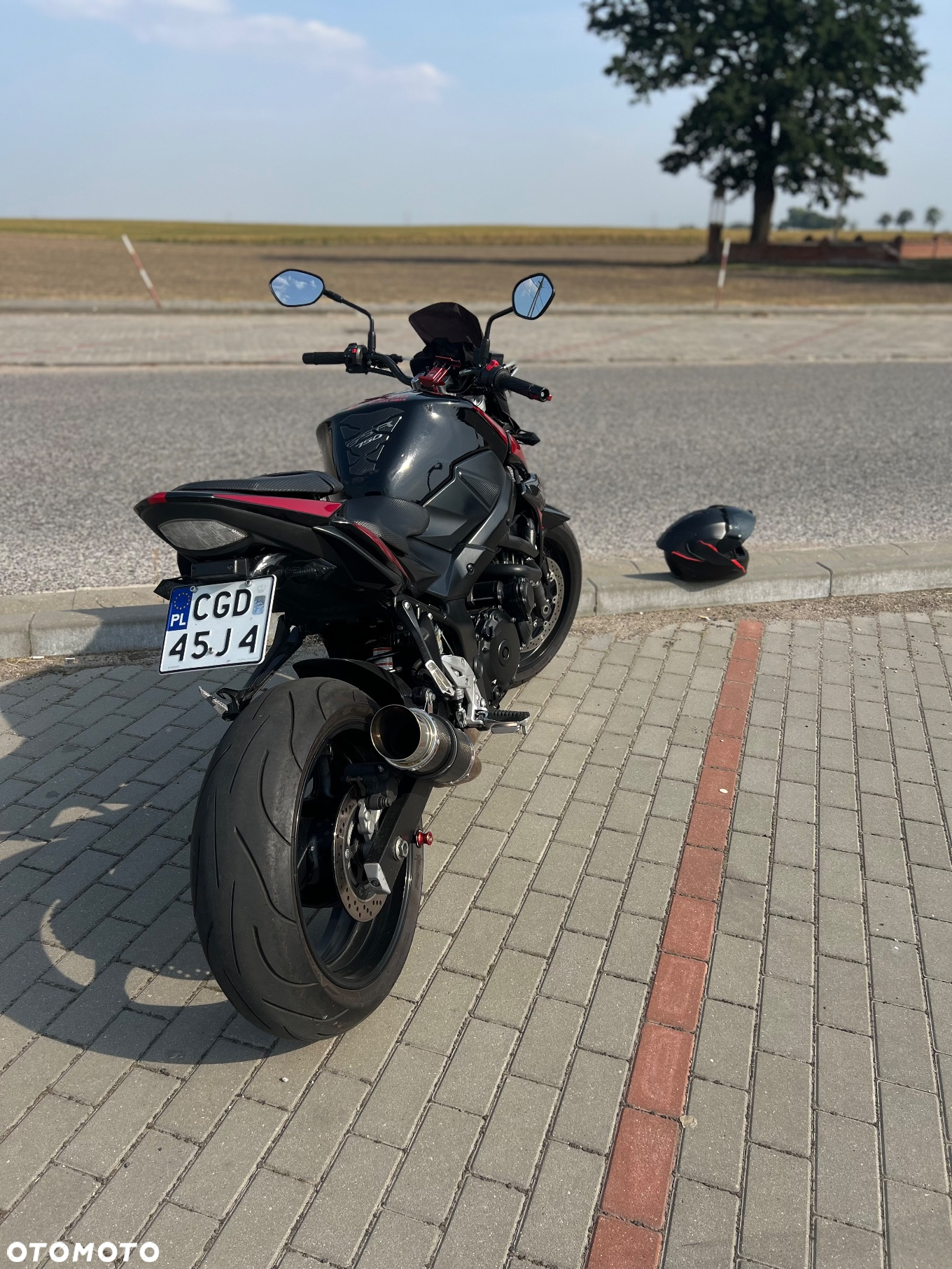 Suzuki GSR - 6